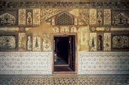 Agra;-Architecture;-Baby-Taj;-Central-chamber;-Corridor;-Cypresses;-Dado;-Doorway;-Gilding;-India;-Interior;-Itimad-ud-Daulah;-Jali;-Kaleidos;-Kaleidos-images;-La-parole-à-limage;-Mausoleum;-Mughal;-Stories-Pictures;-Tarek-Charara;-Tomb;-Uttar-Pradesh;-Vases;-Wall-paintings